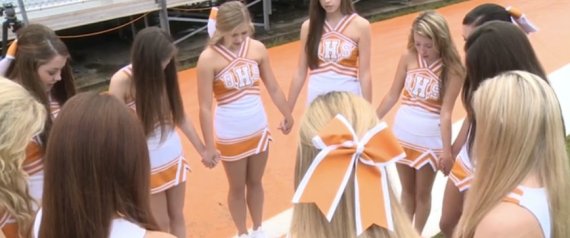 Oneida Cheerleaders Praying (Photo: Huffington Post)