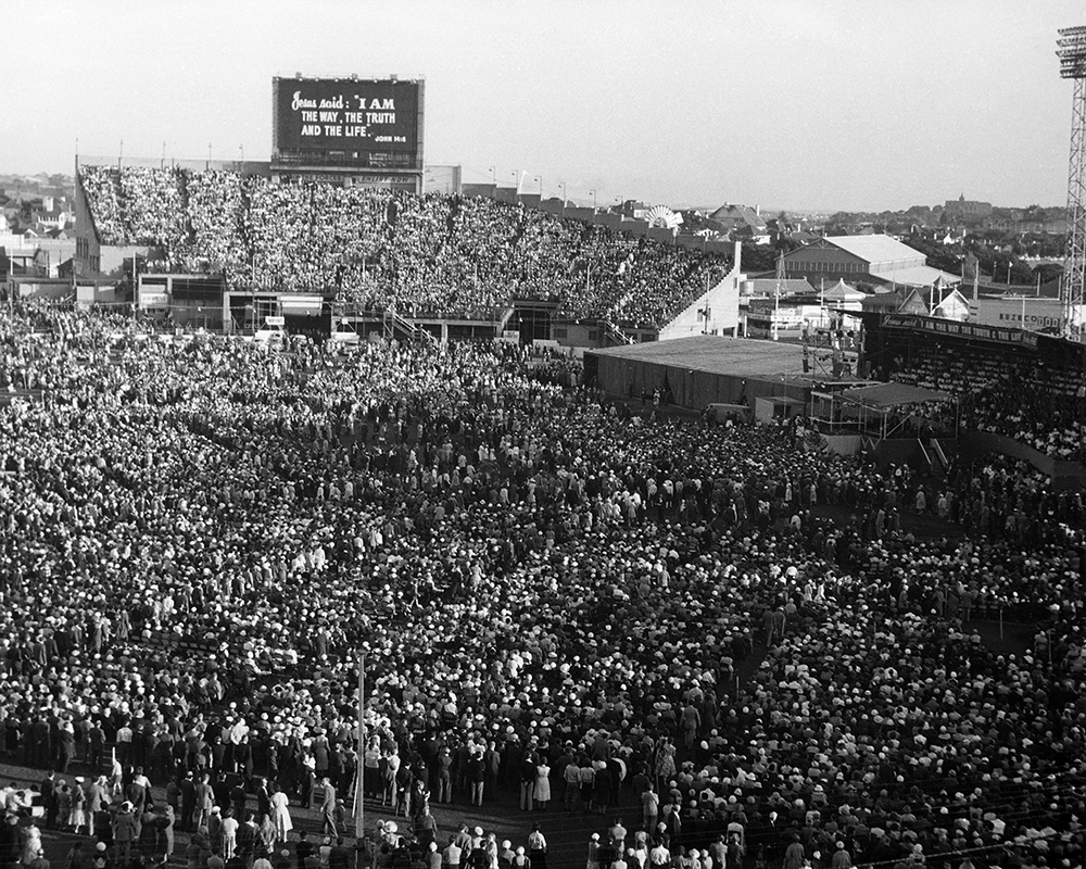 Crowd in Melbourne, Australia in 1959 during Billy Graham Crusade - Franklin Graham Announces 2019 Tour of Australia on 60th Anniversary of His Father’s Historic Events