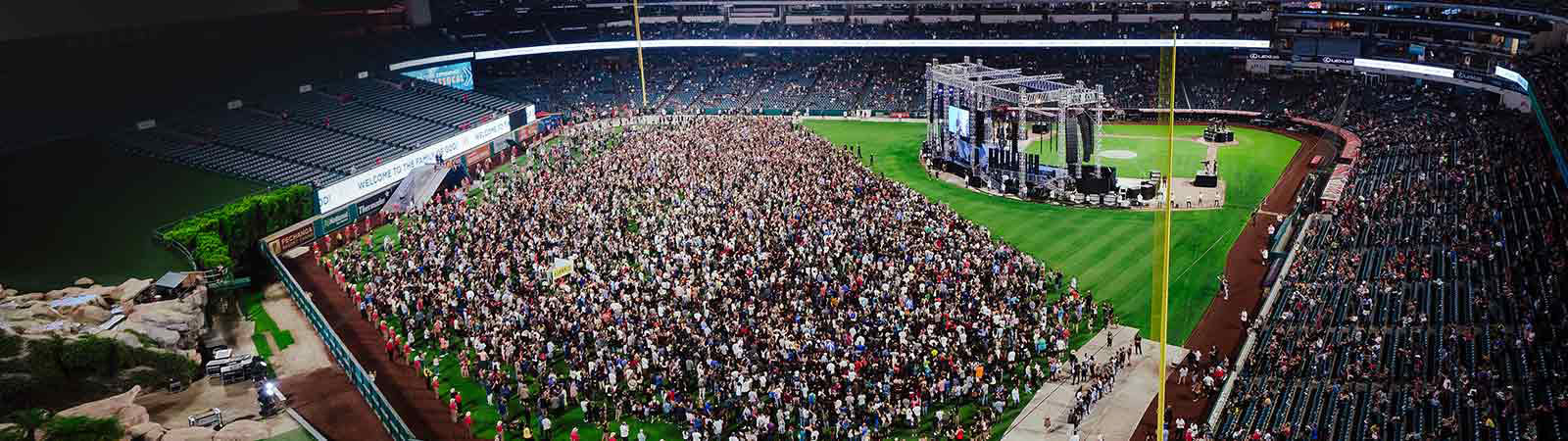 10,000 Turn to Christ at SoCal Harvest