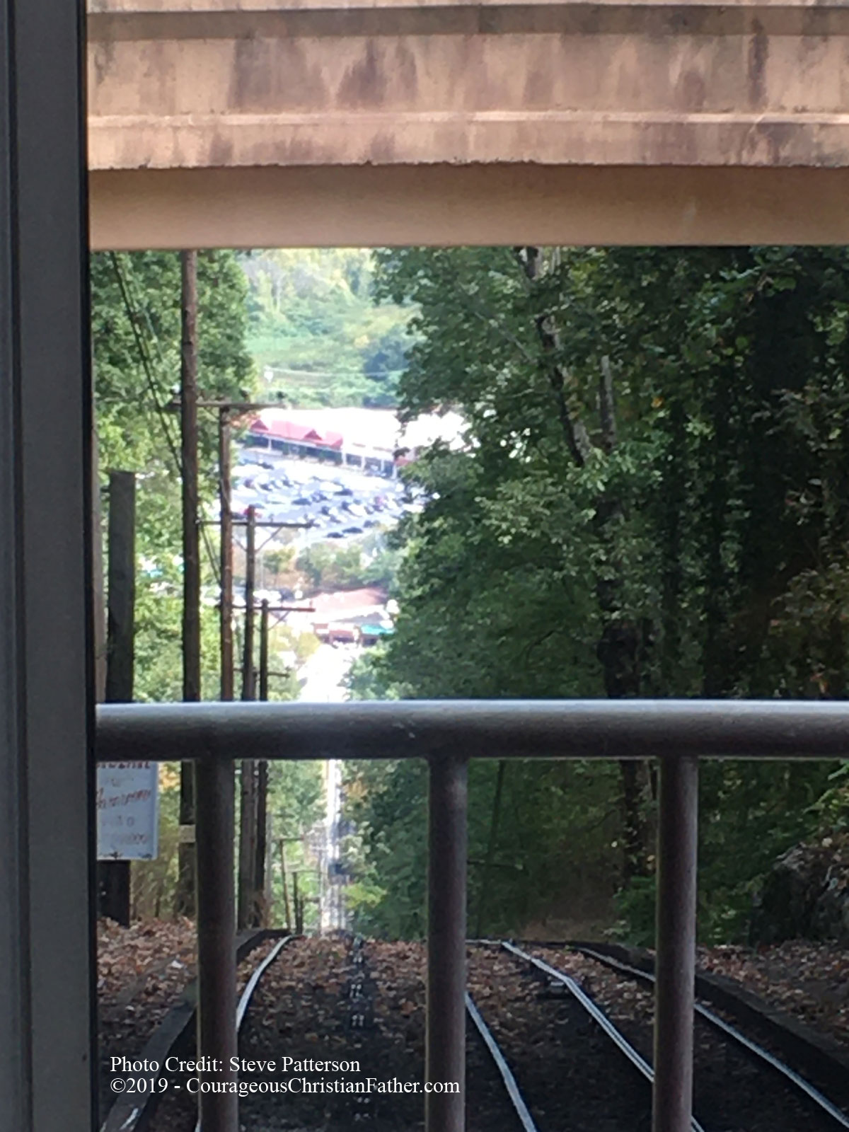 Lookout Mountain Incline Railway in Chattanooga, TN to go up and/or down the mountain to Lookout Mountain. Enjoy a ride on an angled rail car that will take you up or down Lookout Mountain. #InclineRailway #LookoutMountain