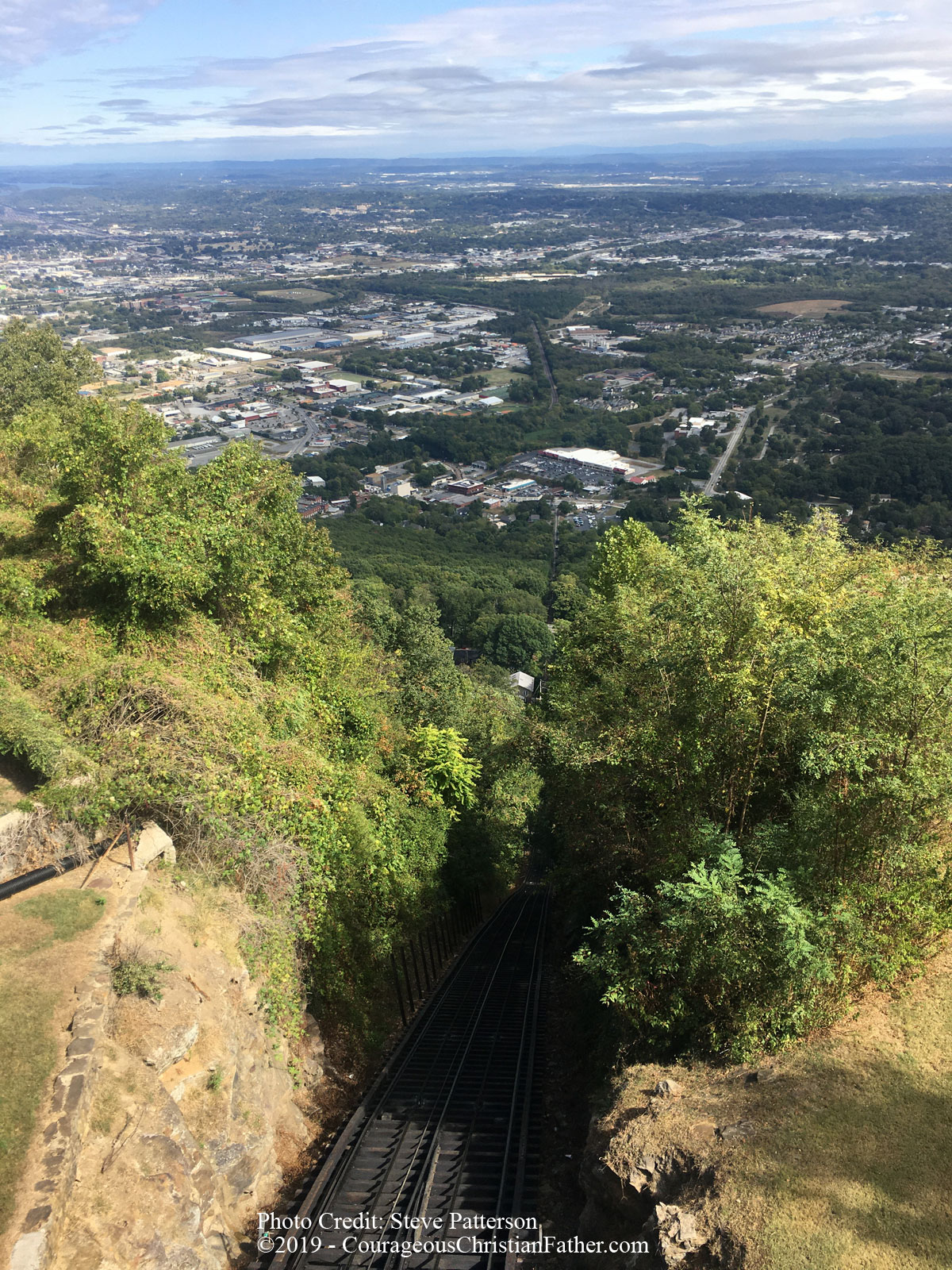 Lookout Mountain Incline Railway in Chattanooga, TN to go up and/or down the mountain to Lookout Mountain. Enjoy a ride on an angled rail car that will take you up or down Lookout Mountain. #InclineRailway #LookoutMountain
