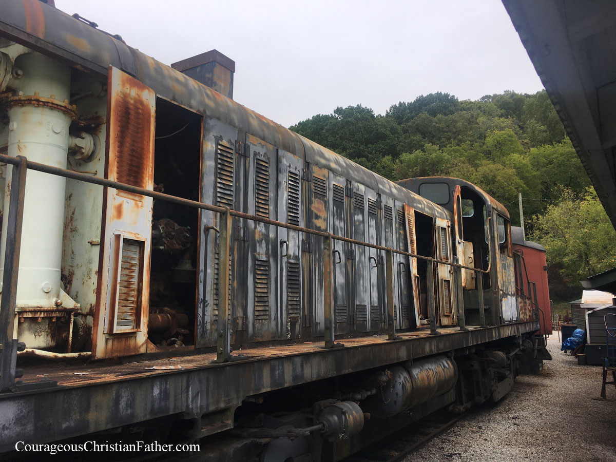 Missionary Ridge Train Ride - Tennessee Valley Railroad is this week's Travel Thursday. Get to see trains on display, including being able to go inside them. See how the telegraph and Morse Code, since this was a hub for telegrams. #MissionaryRidge #TVRail