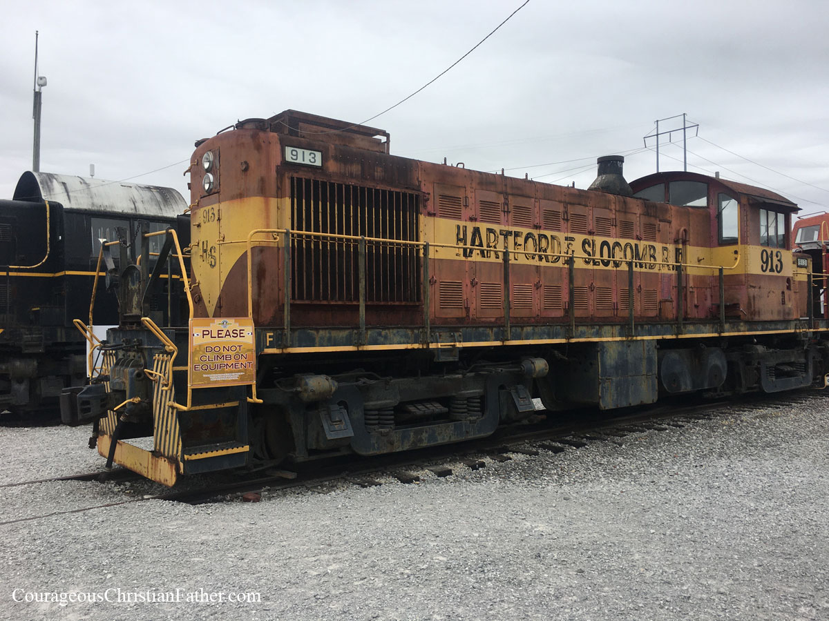 Missionary Ridge Train Ride - Tennessee Valley Railroad is this week's Travel Thursday. Get to see trains on display, including being able to go inside them. See how the telegraph and Morse Code, since this was a hub for telegrams. #MissionaryRidge #TVRail