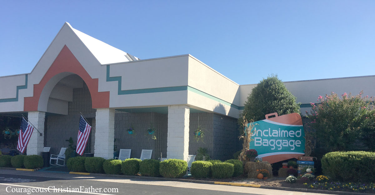 Unclaimed Baggage in Alabama is this week's Travel Thursday feature. If you ever lost your luggage when flying, it might have ended up in this store in Alabama that sells the items and baggage from airports that go unclaimed. #UnclaimedBaggage 