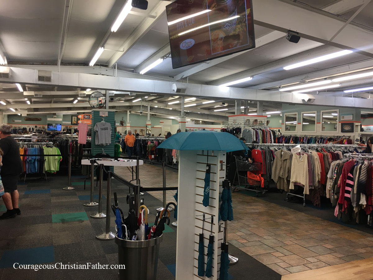 Unclaimed Baggage in Alabama is this week's Travel Thursday feature. If you ever lost your luggage when flying, it might have ended up in this store in Alabama that sells the items and baggage from airports that go unclaimed. #UnclaimedBaggage