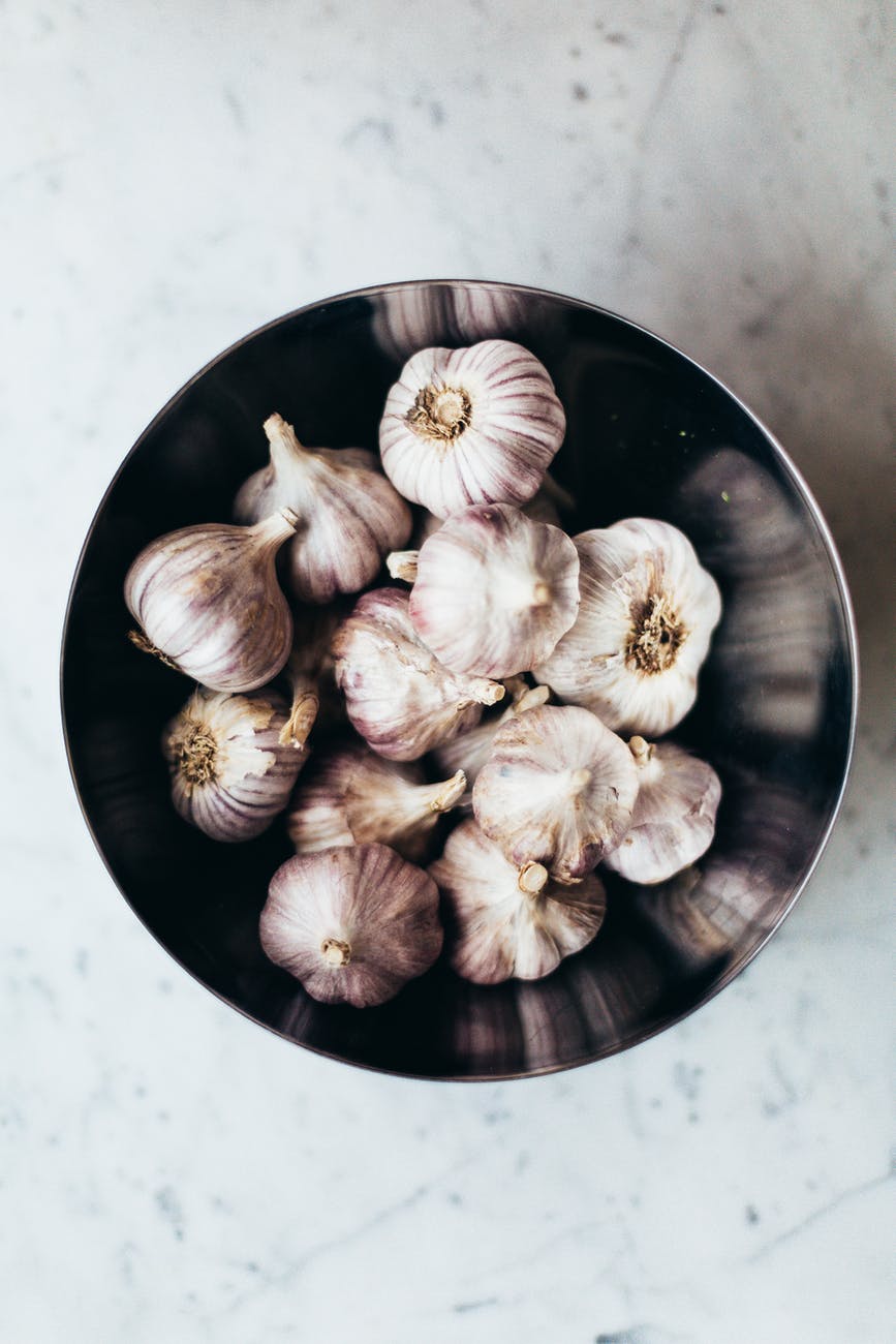 Herbs and spices that can promote healthy hearts - Garlic has long since earned its place on the kitchen spice rack. However, botanically, garlic is neither an herb or a spice but a vegetable. Regardless of how it's classified, garlic is loaded with flavor and can be used to improve just about any recipe, all the while benefitting heart health. The United States-based health services provider Mercy Health notes that garlic can help lower blood pressure and reduce bad cholesterol levels. white and brown garlic on black ceramic bowl Photo by Daria Shevtsova Pexels