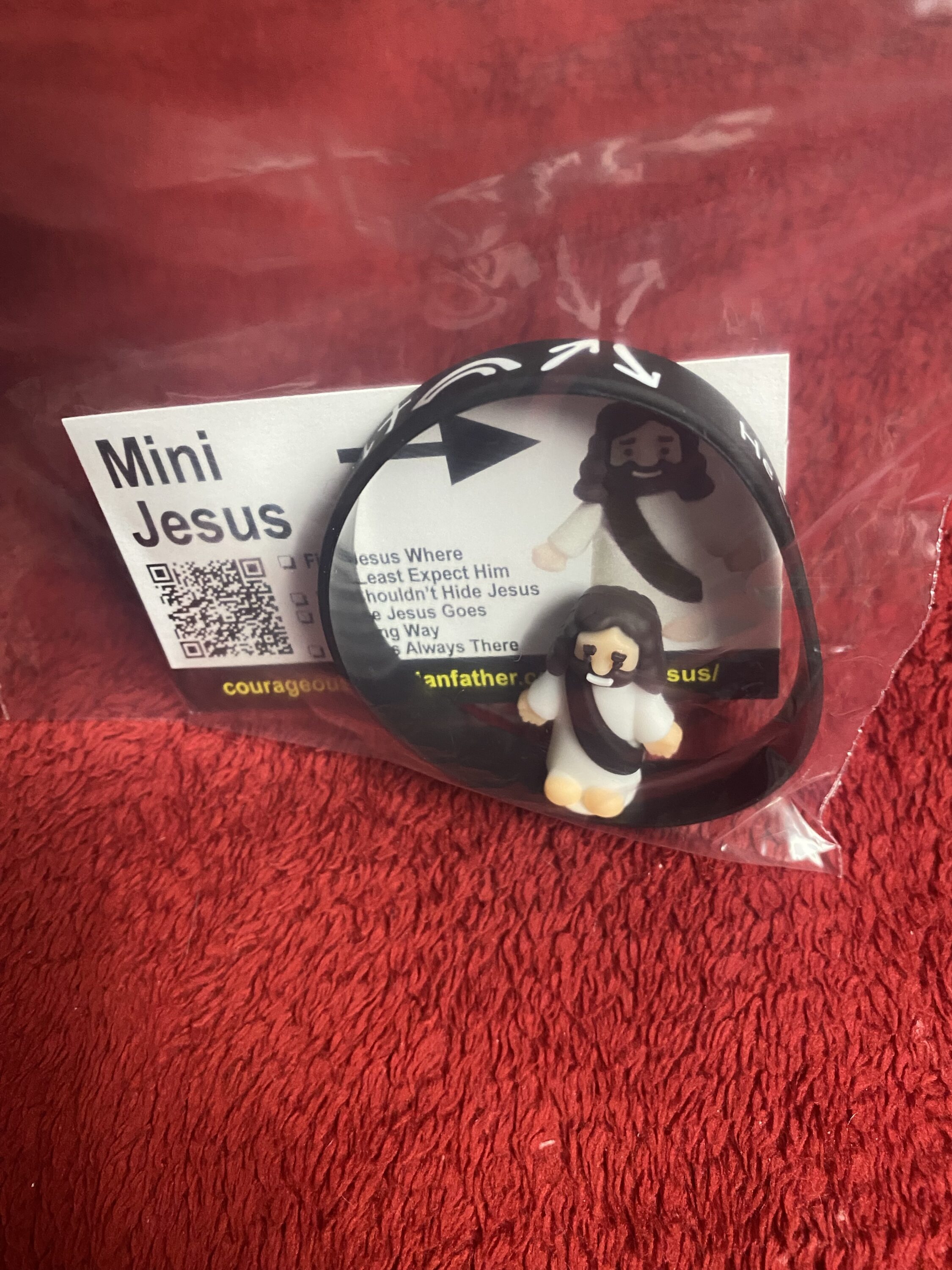 These bracelets would be great to hand out along with a Little Jesus figurine. #kingswitnessbracelet  #littlejesus #minijesus